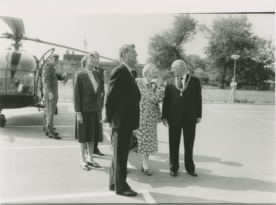 1971 Ontvangst van Prinses Juliana en haar particulier secretaresse M. Starink-Gooszen door burgemeester C. Ockeloen en ...