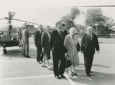 1972 Ontvangst van Prinses Juliana en haar particulier secretaresse M. Starink-Gooszen door burgemeester C. Ockeloen en ...