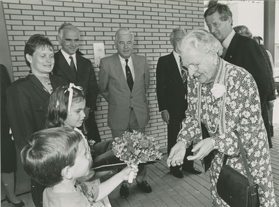1974 Prinses Juliana ontvangt bloemen van Thomas en Carla de Wolf tijdens de officiële opening van het streekziekenhuis ...