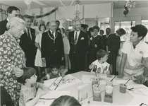 1975 Prinses Juliana, commissaris der Koningin C. Boertien en burgemeester C. Ockeloen bezoeken de kinderafdeling van ...