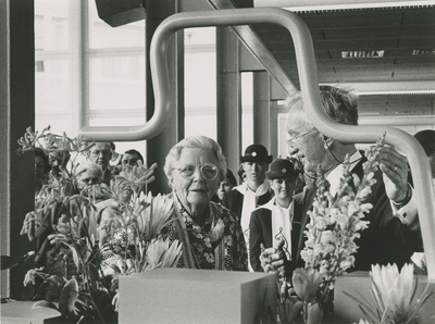 1976 Officiële opening van het streekziekenhuis De Honte door prinses Juliana door het in werking stellen van een ...