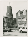 1989 Rechts het jeugdsoosgebouw Pro Rege van de Gereformeerde Kerk aan de De Jongestraat te Terneuzen en links de ...