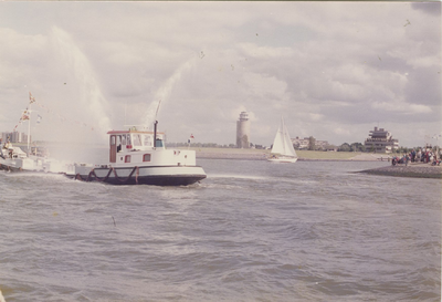 215 Een met water spuitend vaartuig op de Westerschelde voor Terneuzen (vermoedelijk tijdens de havendagen). Op de ...
