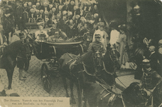 22 Koningin Wilhelmina en Prins Hendrik vertrekken in een rijtuig bij het stadhuis voor een rondrit door de binnenstad ...