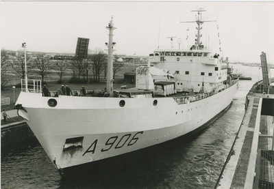227 Een fregat van de Belgische zeemacht in de Middensluis te Terneuzen