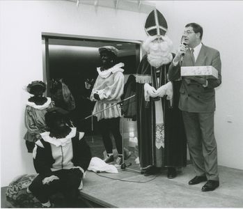262 Gemeentesecretaris T.J. de Brauwer ontvangt Sinterklaas tijdens het Sinterklaasfeest van de personeelsvereniging ...