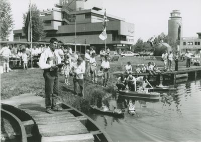 291 Demonstratie met modelbootjes in de Oostkolk te Terneuzen. Op de achtergrond het stadhuis en de watertoren