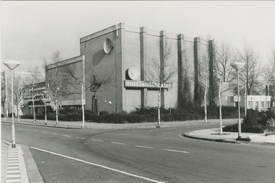 395 Het Zuidlandtheater aan de Zuidlandstraat te Terneuzen. Het gebouw maakte deel uit van een groter geheel waarvan ...