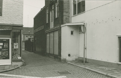443 De Dwarsstraat te Terneuzen gezien vanuit de Nieuwediepstraat. Links de bakkerij van de Thesse