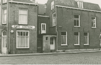 514 Café Centrum op de hoek van de Markt en de Havenstraat te Terneuzen. Het huis rechts is een brouwerij