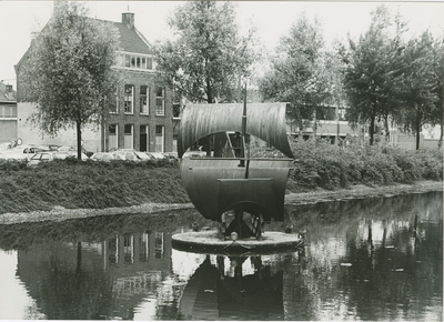 516 In staal uitgevoerd monument van het schip de Vliegende Hollander aan de Herengracht. Een verwijzing naar een oude ...