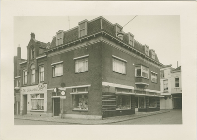 543 Woonhuis en winkel in huishoudelijke artikelen van de firma Wolfert op de Hoek van de Nieuwstraat en de Korte ...