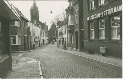 545 De Korte Kerkstraat te Terneuzen met op de achtergrond de Willibrordustoren en het patronaat. Links de Lange Kerkstraat