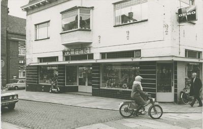548 Woonhuis en winkel in huishoudelijke artikelen van de firma Wolfert op de Hoek van de Nieuwstraat en de Korte ...