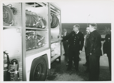 55 Overdracht van een nieuw blusvoertuig voor de brandweer te Terneuzen. In uniform brandweercommandant J. Bruggeman en ...