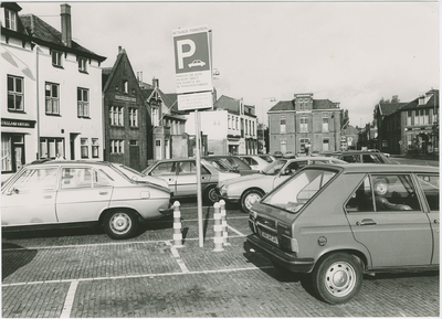 589 Betaald parkeren op de Markt te Terneuzen. Op de achtergrond het Kantongerecht en de Rijks HBS (rechts)