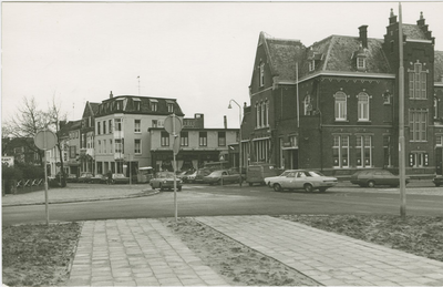 620 Gezicht op het postkantoor (rechts) en de Nieuwstraat vanaf de Scheldekade. Het witte gebouw in de Nieuwstraat is ...