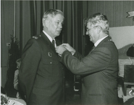 63 Burgemeester R. Barbé speldt brandweercommandant J. Bruggeman een koninklijke onderscheiding op tijdens diens afscheid