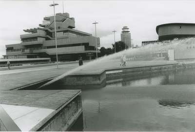 647 Spuitfontein aan de rand van de Oostkolk te Terneuzen met op de achtergrond het stadhuis en de watertoren