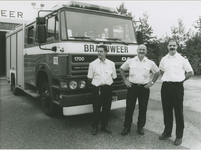 65 Nieuwe materiaalwagen van de brandweer te Terneuzen. V.l.n.r. Erik Dieleman, Willy van der Peijl en Jeroen Meijering