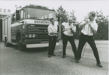 66 Nieuwe materiaalwagen van de brandweer te Terneuzen. V.l.n.r. Erik Dieleman, Willy van der Peijl en Jeroen Meijering