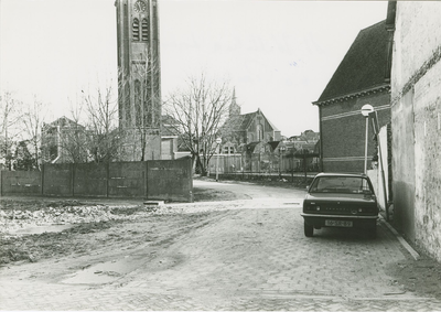 662 De Korte kerkstraat met de Willibrordustoren te Terneuzen. Rechts op de achtergrond de Nederlandse Hervormde kerk