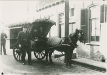 67 De verkoopwagen van de Nieuwste Zeeuwsche Parapluhandel van J. Scheele uit Terneuzen