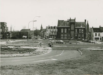 753 De Scheldekade (links) en de Westkolkstraat (rechts) met het postkantoor te Terneuzen. In het midden de Nieuwstraat