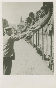 880 Geallieerde krijgsgevangenen worden per trein afgevoerd in de Stationstraat te Axel