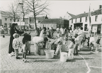 886 Kinderspelen op de Markt te Biervliet tijdens de viering van Koninginnedag