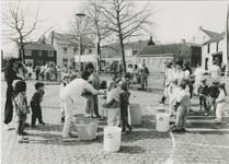 889 Kinderspelen op de Markt te Biervliet tijdens de viering van Koninginnedag