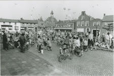 890 Optocht van versierde fietsen en het oplaten van ballonnen op de Markt te Biervliet tijdens de viering van Koninginnedag