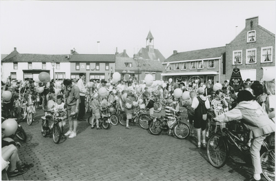 891 Optocht van versierde fietsen en het oplaten van ballonnen op de Markt te Biervliet tijdens de viering van Koninginnedag
