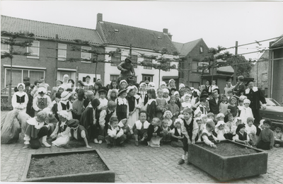 899 Verklede kinderen op de Markt te Biervliet tijdens de Geuzenfeesten
