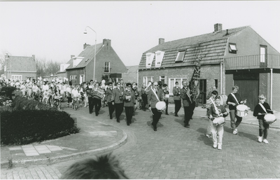 909 De Koninklijke Harmonie van Biervliet begeleidt de optocht van versierde fietsen tijdens de viering van ...