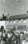 911 Oplaten van ballonnen in de Hoogstraat te Biervliet tijdens de viering van Koninginnedag