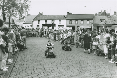 913 Tractorrace voor kinderen tijdens de Geuzenfeesten op de Markt te Biervliet