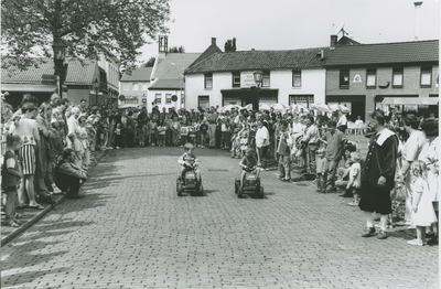 914 Tractorrace voor kinderen tijdens de Geuzenfeesten op de Markt te Biervliet