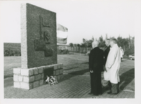 93 Dodenherdenking bij het Landingsmonument aan de Scheldedijk bij Biervliet in aanwezigheid van wethouder P. Hamelinck ...