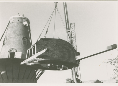 958 De gerestaureerde kap van de molen Windlust aan het Molenplein te Hoek wordt op de molen getakeld