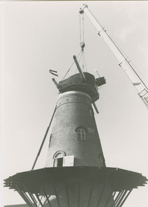 959 De gerestaureerde kap van de molen Windlust aan het Molenplein te Hoek wordt op de molen geplaatst