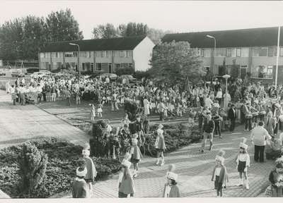 973 Het inhalen van deelnemers aan de avondvierdaagse te Hoek door drumband De Roffelaars 