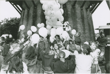 994 Burgemeester R. Barbé geeft het sein voor het oplaten van ballonnen bij de molen te Hoek tijdens de braderie