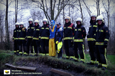 15011002 Kerstboomverbranding 2015 op het veld van Scouting Wewekabo te Westdorpe. Leden Brandweer Westdorpe, midden ...