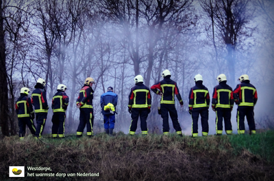 15011003 Kerstboomverbranding 2015 op het veld van Scouting Wewekabo te Westdorpe. Leden Brandweer Westdorpe, midden ...