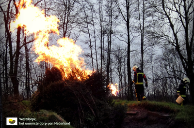 15011004 Kerstboomverbranding 2015 op het veld van Scouting Wewekabo te Westdorpe. Leden Brandweer Westdorpe