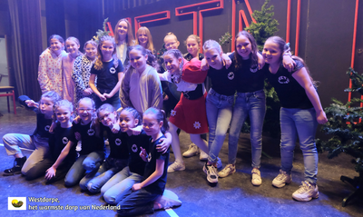 2301291 Leden van Kinder en Jeugd cabaret in het Talent Buurthuis Meulengat te Sluiskil