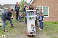 23050601 Opening Buurttuin I.C. v.d. Lindestraat in Biervliet. Buurtkinderen en wethouder Jeroen de Buck