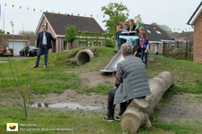 23050603 Opening Buurttuin I.C. v.d. Lindestraat in Biervliet. Buurtbewoners en wethouder Jeroen de Buck