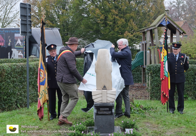 23111203 Wapenstilstand en onthullling monument voor oorlogsslachtoffers in Overslag. Burgemeester Erik van Merrienboer ...